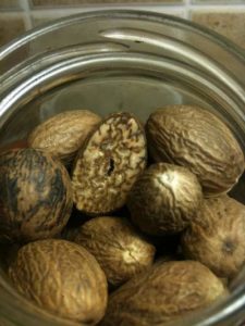 nutmeg allergy symptoms